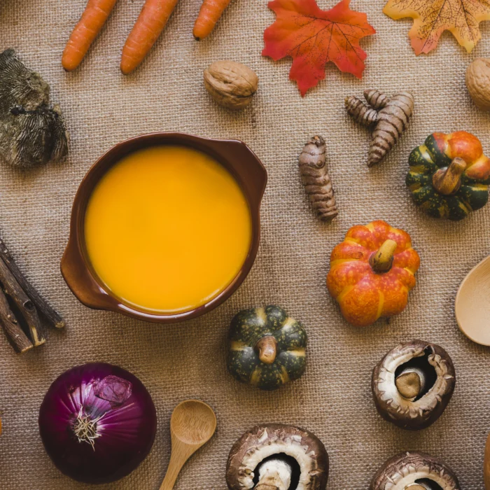 soupe au milieu des legumes et des cuilleres
