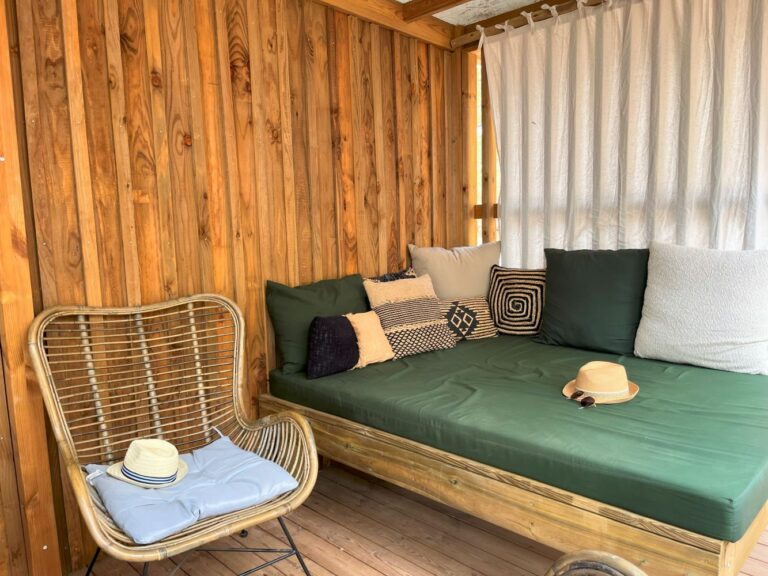 cottage cosy bed exterieur camping agde la tamarissière
