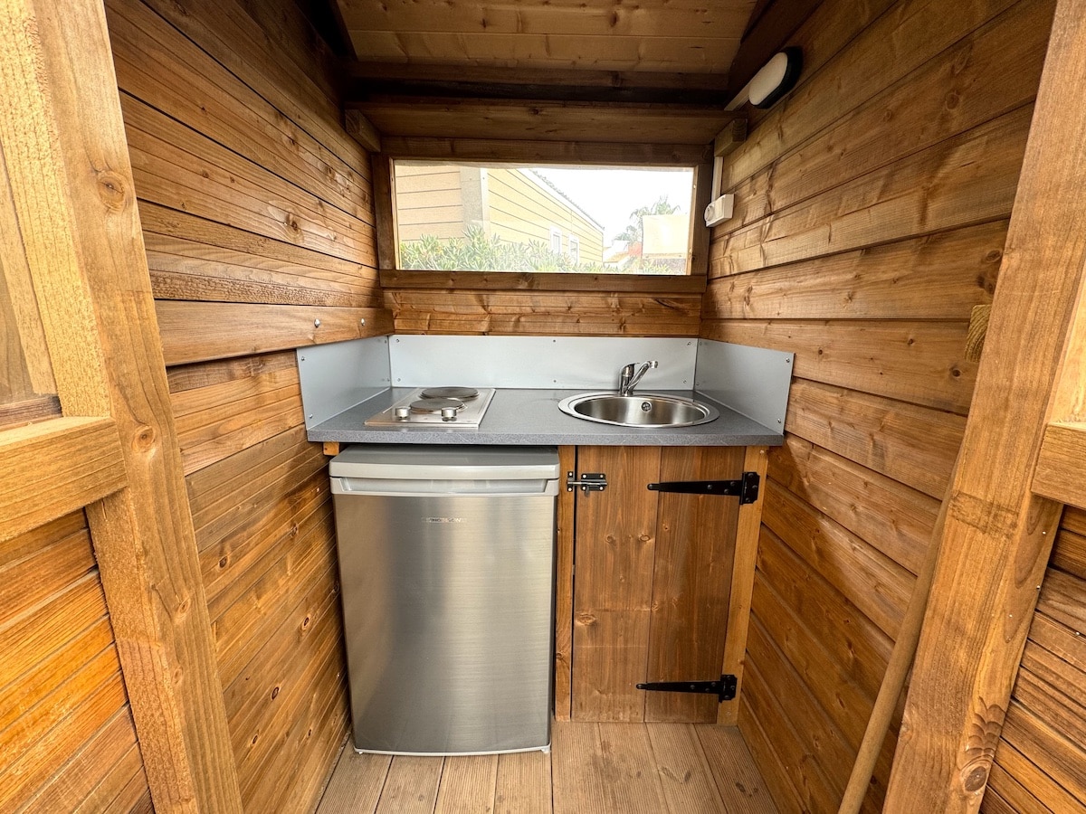 camping agde la tamarissiere emplacement premium douche fermee coin cuisine frigo plaque de cuisson.jpg