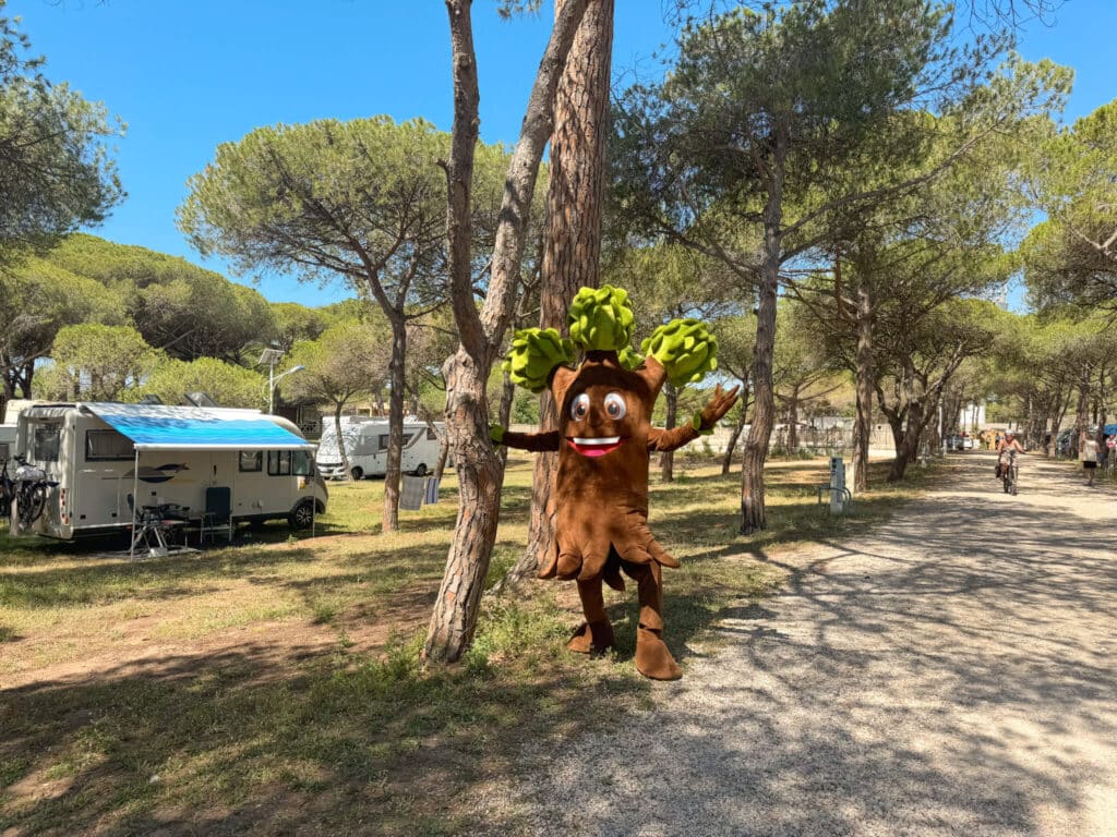 camping agde la tamarissière cotti la mascotte arbre