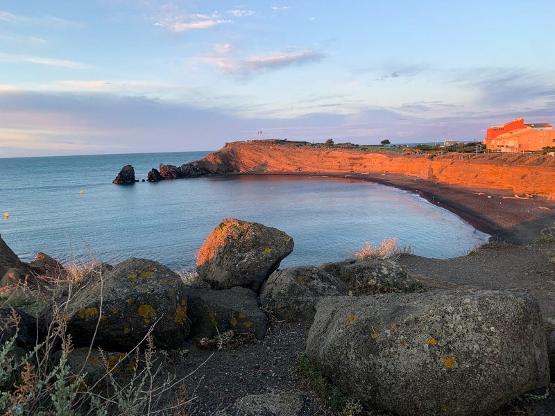 volcan agde plage sable noir grande conque