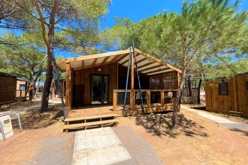 devanture cottage privilege 3ch camping la tamarrissiere a agde.jpg